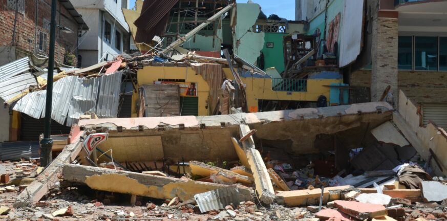 Αυξάνονται οι νεκροί και οι τραυματίες από τον σεισμό στον Ισημερινό 