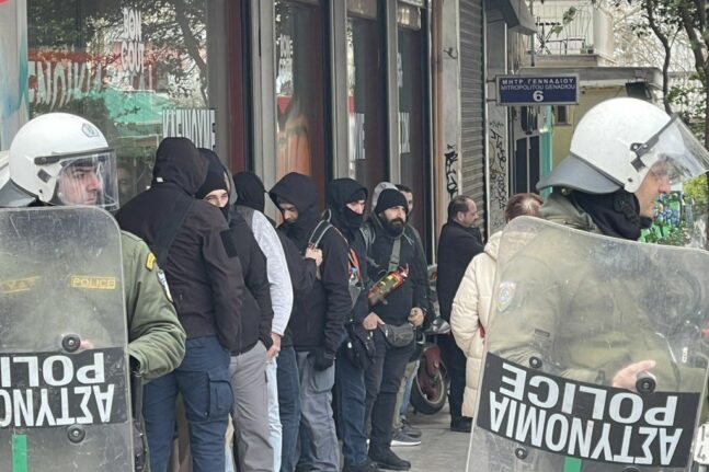 Θεσσαλονίκη: Κουκουλοφόροι ανάμεσα στα ΜΑΤ - Οι καταγγελίες που κάνουν το γύρο του διαδικτύου