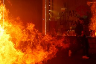 «Εμπόλεμη ζώνη» η Γαλλία: Απίστευτες οι εικόνες με εκατομμύρια διαδηλωτές να συγκρούονται με αστυνομικούς και γύρω φωτιές!