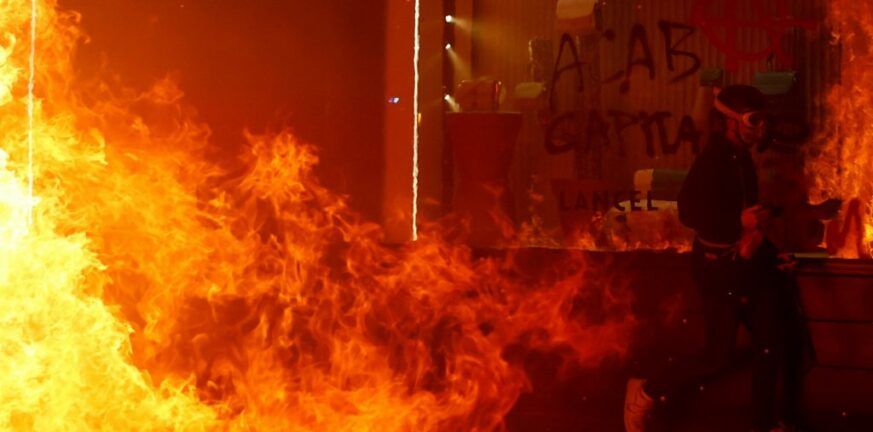 «Εμπόλεμη ζώνη» η Γαλλία: Απίστευτες οι εικόνες με εκατομμύρια διαδηλωτές να συγκρούονται με αστυνομικούς και γύρω φωτιές!