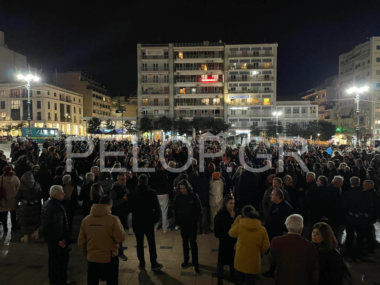 Πάτρα: Σιωπηρή διαμαρτυρία στην Πλατεία Γεωργίου για την τραγωδία στα Τέμπη - ΦΩΤΟ