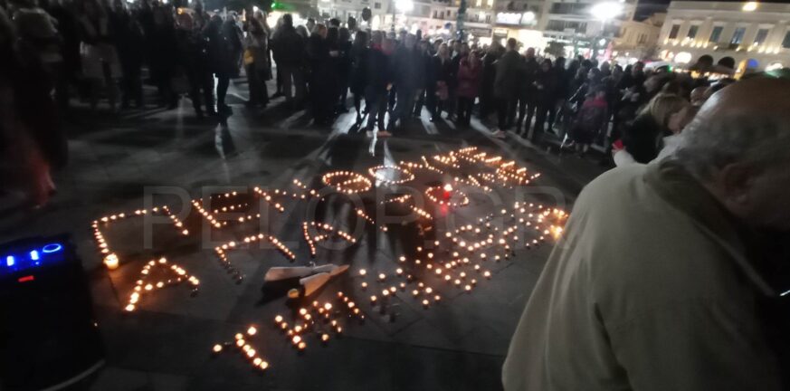Πάτρα: Σιωπηρή διαμαρτυρία στην Πλατεία Γεωργίου για την τραγωδία στα Τέμπη - ΦΩΤΟ