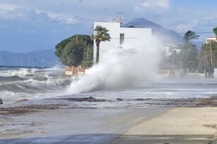Βραχνέικα: Αδυνατούν οι κάτοικοι να μπουν μέσα στα σπίτια τους – «Βγαίνουν» έξω από τη θάλασσα τα κύματα ΩΤΟ