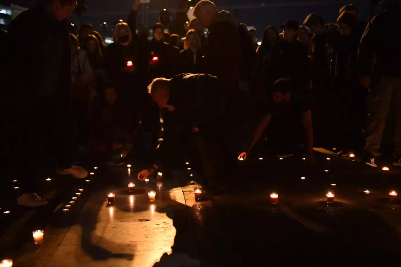 Τέμπη: Με κεριά και μαύρα μπαλόνια η καθιστική διαμαρτυρία στο Σύνταγμα - ΦΩΤΟ