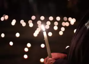 Τέμπη: Με κεριά και μαύρα μπαλόνια η καθιστική διαμαρτυρία στο Σύνταγμα - ΦΩΤΟ