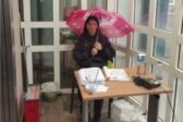 Η εργαζόμενη με ομπρέλα στη ΔΟΥ Αιγίου... «εξαφανίστηκε» !