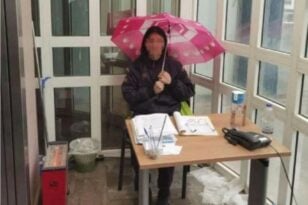 Η εργαζόμενη με ομπρέλα στη ΔΟΥ Αιγίου… «εξαφανίστηκε» !