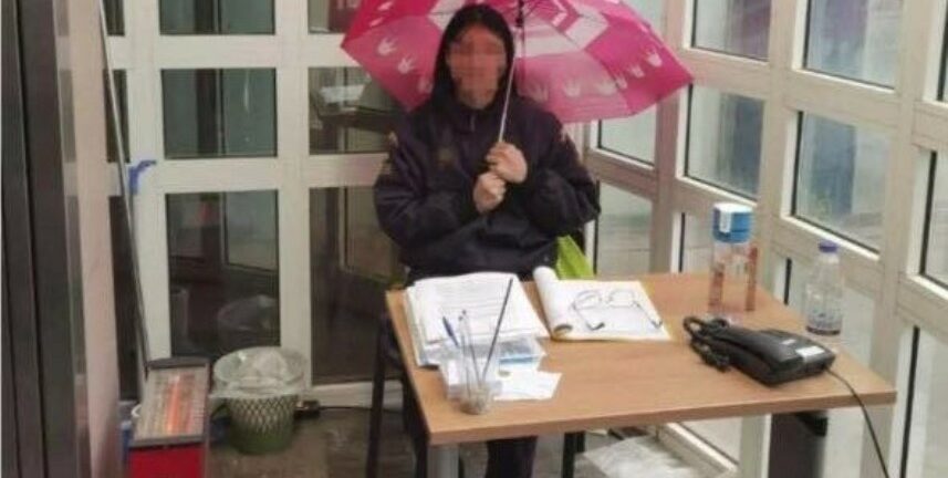 Η εργαζόμενη με ομπρέλα στη ΔΟΥ Αιγίου... «εξαφανίστηκε» !