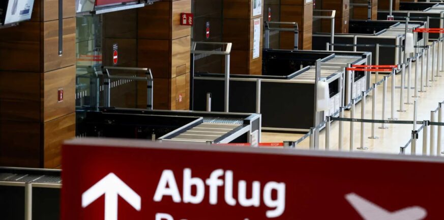 ΕΚΤΑΚΤΟ-Γερμανία: Άνδρας έπεσε πάνω σε ανυποψίαστο πλήθος στο αεροδρόμιο της Κολωνίας