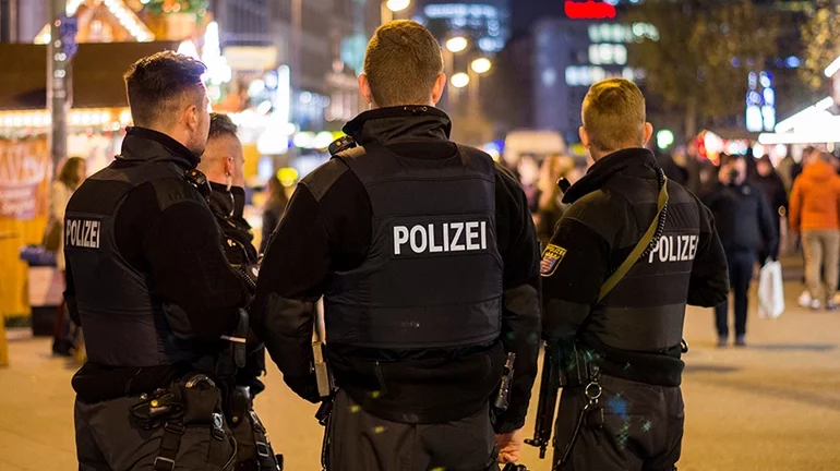 Γερμανία: Η αστυνομία πυροβόλησε ένοπλο που επιτέθηκε σε περαστικούς