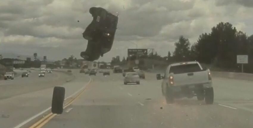 Σοκαριστικό τροχαίο στην Καλιφόρνια: Έφυγε ρόδα αυτοκινήτου, χτύπησε σε ΙΧ και αυτό εκτοξεύθηκε στον αέρα - ΒΙΝΤΕΟ