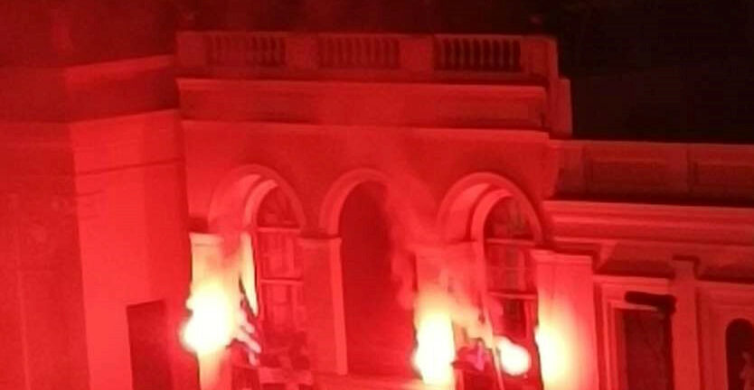 Πάτρα: Ποιοι άναψαν καπνογόνα στα μπαλκόνια του Μεγάρου Λόγου και Τέχνης; - Το pelop.gr έχει την απάντηση