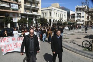 Πάτρα: Η δημοτική αρχή στην διαμαρτυρία των φοιτητών για την τραγωδία στα Τέμπη - ΦΩΤΟ