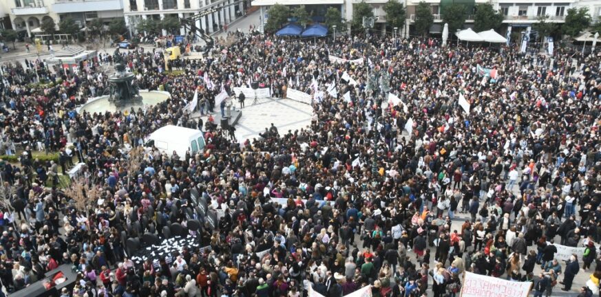Πάτρα: Σύσσωμη η δημοτική αρχή στη διαμαρτυρία για την τραγωδία των Τεμπών