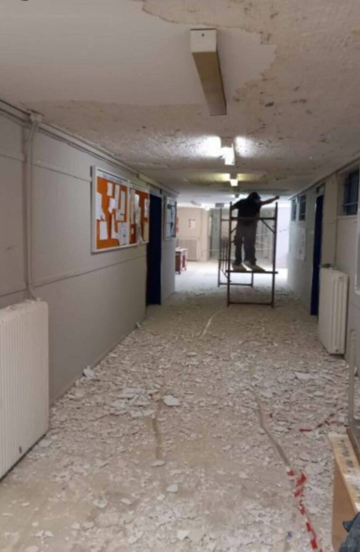 ΕΚΠΑ: Απίστευτες εικόνες στο εσωτερικό του ΤΕΦΑΑ - Κατέρρευσε οροφή στον κεντρικό διάδρομο 