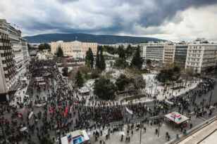 Σύνταγμα: Επεισόδια στο συλλαλητήριο για τα Τέμπη - Χημικά στο κέντρο της Αθήνας