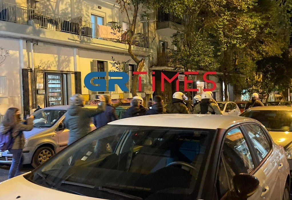 Επεισόδια μεταξύ αστυνομίας και κουκουλοφόρων στο κέντρο της Θεσσαλονίκης ΦΩΤΟ - ΒΙΝΤΕΟ
