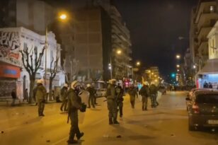 Επεισόδια μεταξύ αστυνομίας και κουκουλοφόρων στο κέντρο της Θεσσαλονίκης ΦΩΤΟ - ΒΙΝΤΕΟ
