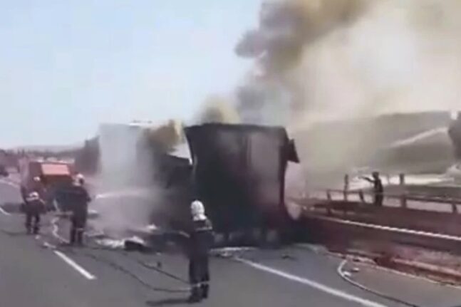 Πατρών - Κορίνθου: Φωτιά σε φορτηγό μετά από τροχαίο στο ύψος του Αιγίου ΒΙΝΤΕΟ
