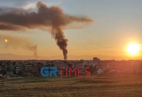Θεσσαλονίκη: Ξέσπασε μεγάλη φωτιά σε εγκαταλελειμμένο εργοστάσιο ΦΩΤΟ - ΒΙΝΤΕΟ