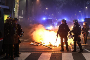 Καζάνι που βράζει η Γαλλία: Άγριες συγκρούσεις για το ασφαλιστικό - Φωτιά στην πύλη του δημαρχείου της Μπορντό
