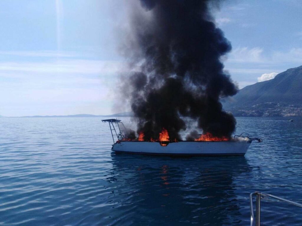 Λευκάδα: Φωτιά σε ιστιοπλοϊκό σκάφος - ΦΩΤΟ