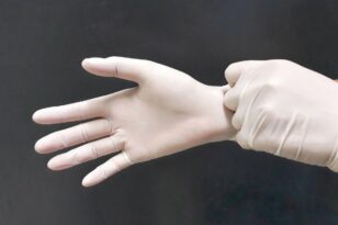 Ο ΕΟΦ ανακαλεί χειρουργικά γάντια που είναι διαθέσιμα στο ευρύ κοινό