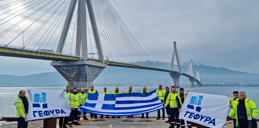 Η γαλανόλευκη σημαία της Γέφυρας κυματίζει στους Αρκιούς για την 25η Μαρτίου- ΒΙΝΤΕΟ