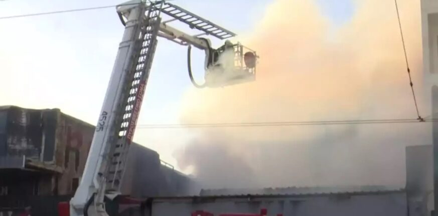 Γκάζι: Μεγάλη φωτιά σε νυχτερινό μαγαζί - Επιχείρηση της πυροσβεστικής BINTEO