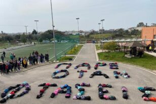 2ο Γυμνάσιο Μεσολογγίου: Πώς οι μαθητές τίμησαν τα θύματα του πολύνεκρου σιδηροδρομικού δυστυχήματος στα Τέμπη - ΦΩΤΟ