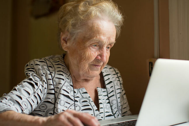 «Φροντίζω»: Συνεχίζεται το πρόγραμμα διαδικτυακής παρέμβασης από το για την υποστήριξη ηλικιωμένων και ατόμων με άνοια