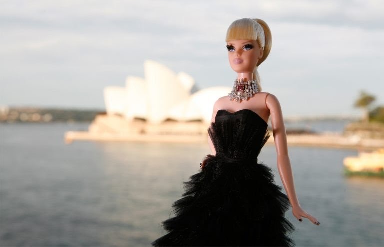 Barbie: Η διασημότερη κούκλα στον κόσμο γίνεται 64 ετών - Στην «Π» η Αφροδίτη Κολοκοτρώνη για το απόλυτο fashion icon και pop culture φαινόμενο