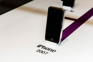 Apple: Σε δημοπρασία iPhone πρώτης γενιάς – Ποια η τιμή εκκίνησης