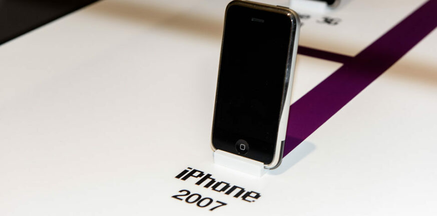 Apple: Σε δημοπρασία iPhone πρώτης γενιάς - Ποια η τιμή εκκίνησης