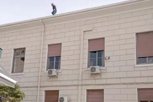 Καρδίτσα: Άνδρας απειλεί να αυτοκτονήσει από τη στέγη του Δικαστικού Μεγάρου - ΦΩΤΟ
