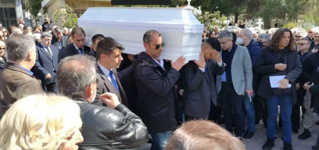 Τέμπη: Στην κηδεία του μηχανοδηγού της εμπορικής αμαξοστοιχίας ο Κυριάκος Μητσοτάκης ΒΙΝΤΕΟ