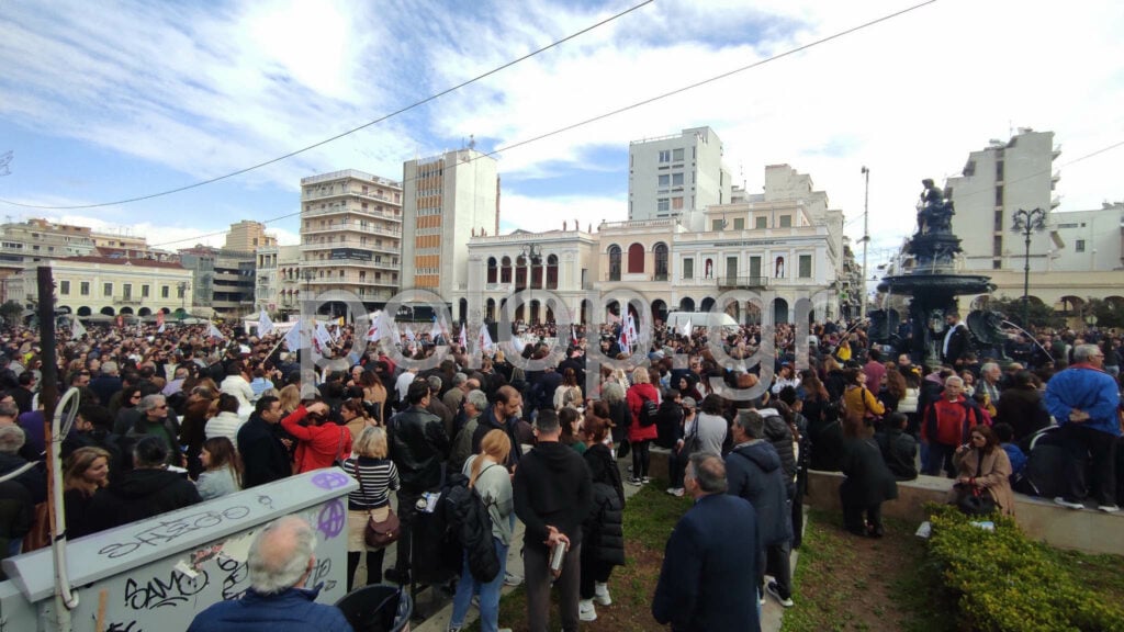 Πάτρα: Στους δρόμους όλη η πόλη για την τραγωδία στα Τέμπη - Τεράστια απεργιακή συγκέντρωση στην πλατεία Γεωργίου ΦΩΤΟ ΒΙΝΤΕΟ