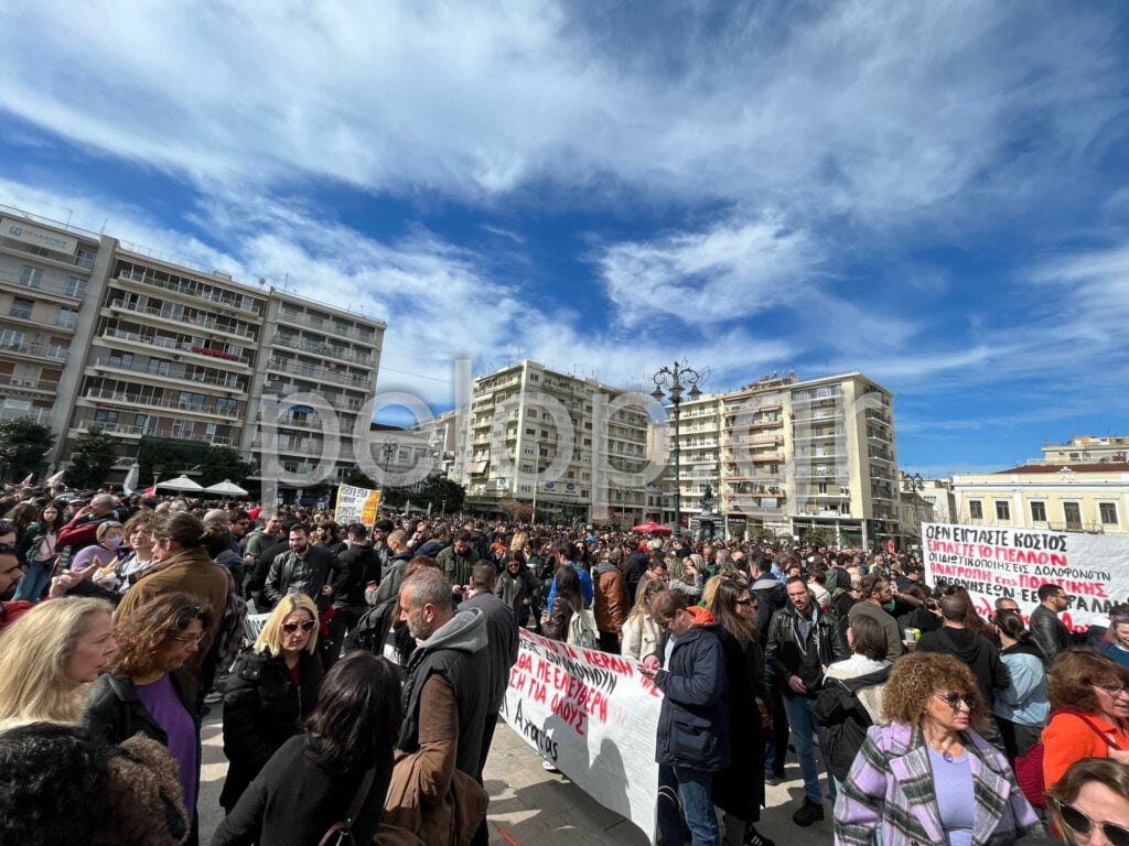 Πάτρα: Στους δρόμους όλη η πόλη για την τραγωδία στα Τέμπη - Τεράστια απεργιακή συγκέντρωση στην πλατεία Γεωργίου ΦΩΤΟ ΒΙΝΤΕΟ