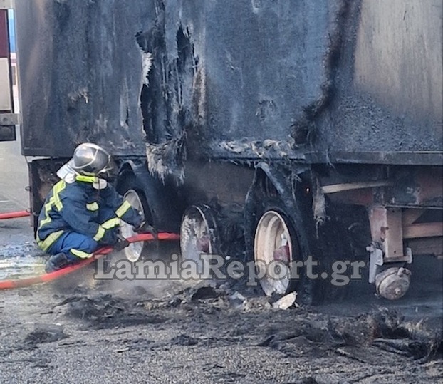 Νταλίκα πήρε φωτιά στην Αθηνών-Λαμίας - Πρόλαβε να απομακρυνθεί ο οδηγός ΦΩΤΟ