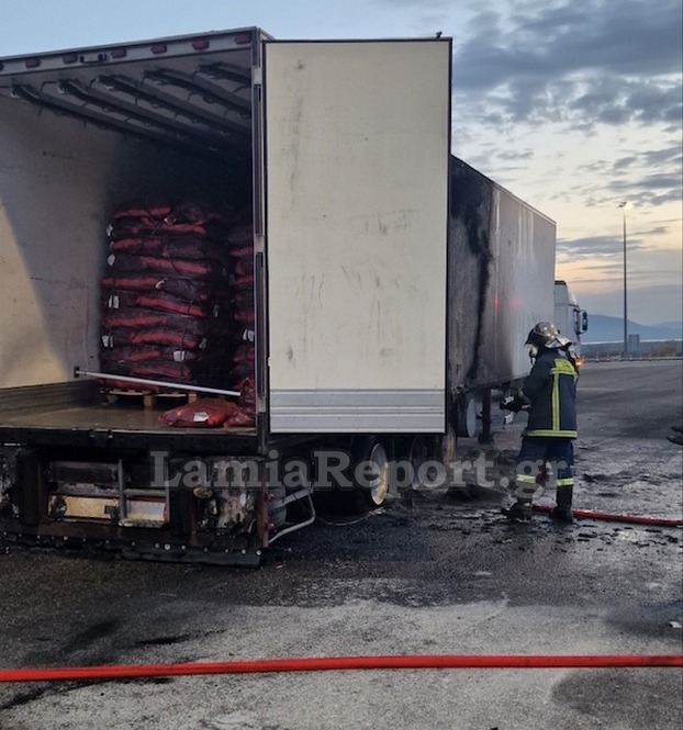 Νταλίκα πήρε φωτιά στην Αθηνών-Λαμίας - Πρόλαβε να απομακρυνθεί ο οδηγός ΦΩΤΟ