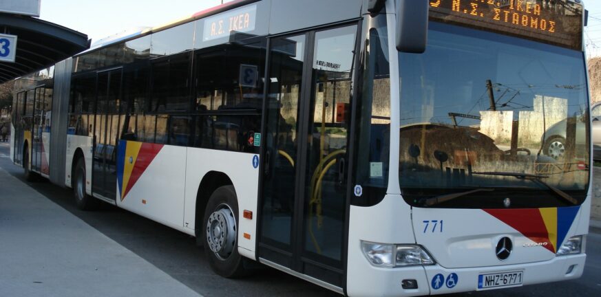 Θεσσαλονίκη: Στιγμές τρόμου για επιβάτες λεωφορείου - Απεγκλωβίστηκαν σπάζοντας τα τζάμια