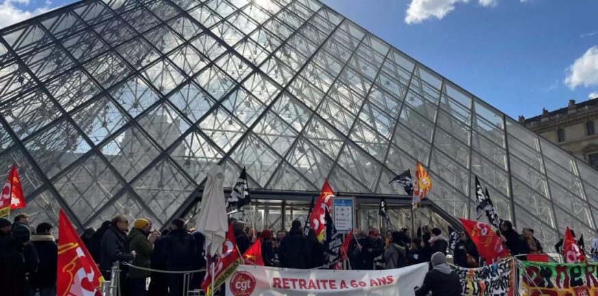Γαλλία: Διαδηλωτές απέκλεισαν το Λούβρο - Πλήθος τουριστών έξω από το μουσείο