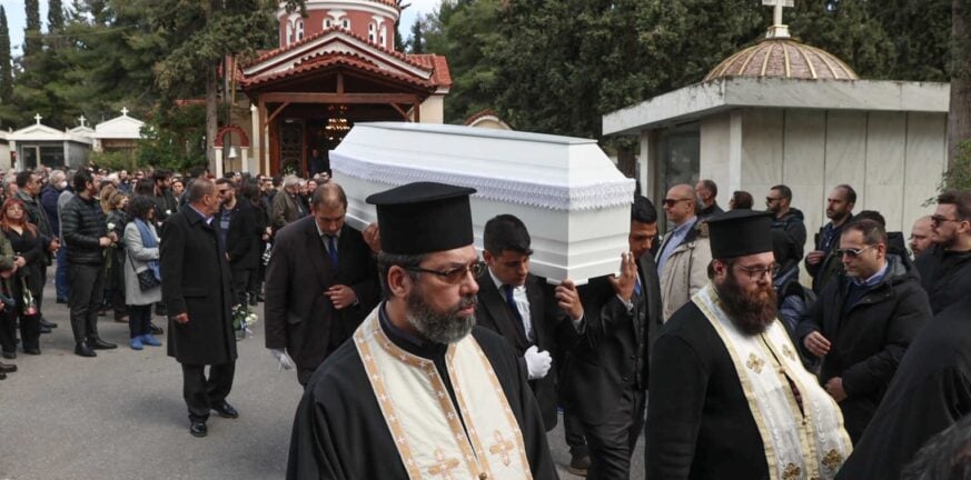 Τέμπη: «Έφυγε από αυτό που αγάπησε» δήλωσε ο πατέρας του μηχανοδηγού μετά την κηδεία του