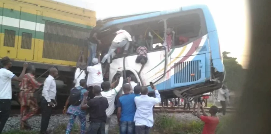 Νιγηρία: Τουλάχιστον έξι νεκροί από σύγκρουση τρένου με λεωφορείο 