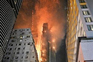 Χονγκ Κονγκ: Στις «φλόγες» υπό κατασκευή ουρανοξύστης  