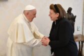 Λίνα Μενδώνη: Συνάντηση με τον Πάπα Φραγκίσκο - Τον ευχαρίστησε για τα θραύσματα του Παρθενώνα