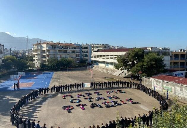 Πάτρα: Συνεχίζονται οι κινητοποιήσεις μαθητών για την τραγωδία στα Τέμπη