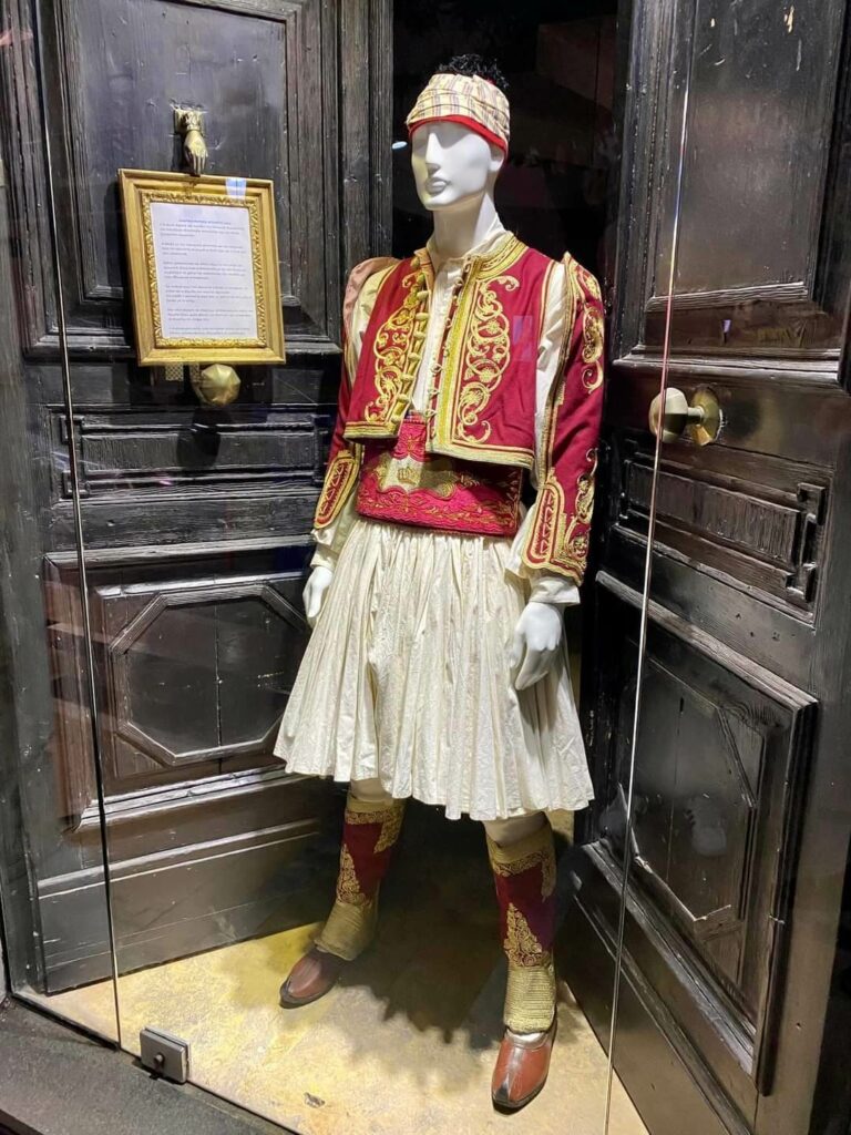 Παραδοσιακή φορεσιά σε βιτρίνα της Πάτρα τράβηξε τα βλέμματα - ΦΩΤΟ