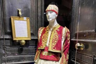 Παραδοσιακή φορεσιά σε βιτρίνα της Πάτρα τράβηξε τα βλέμματα – ΦΩΤΟ