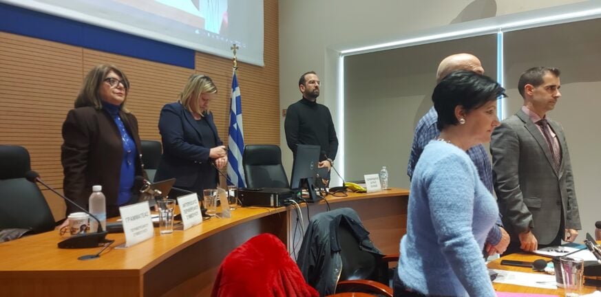 Πάτρα: Ενός λεπτού σιγή στη συνεδρίαση του Περιφερερειακού Συμβουλίου για τα θύματα στα Τέμπη